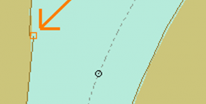 Links (pijl) : geen aansluitende oeverlijn; Rechts: Oeverlijn in het watervlak en dus niet op de land-water scheiding.